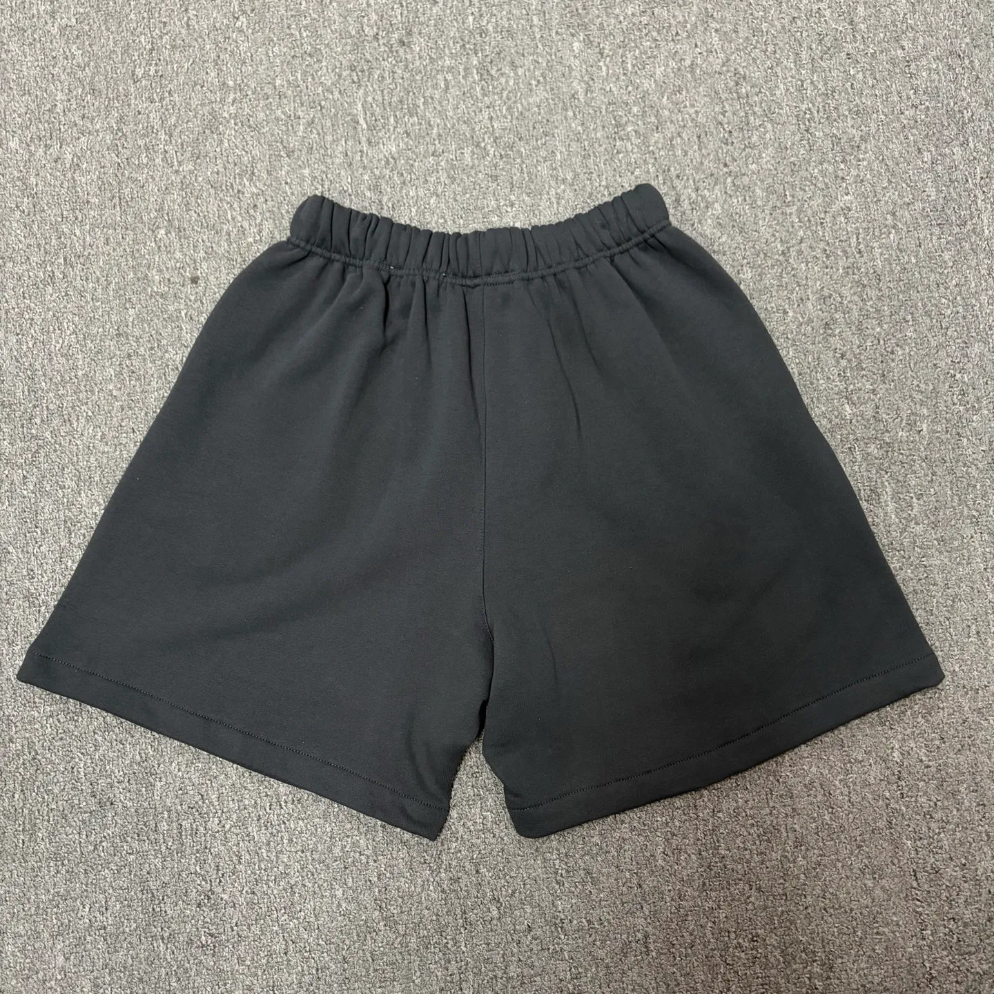 🦋Exclusively for cross-border delivery🦋87 [26SS new product shipment] FEAR OF GOD ESSENTIALS Always On Men's Classic Shorts ESSENTIALS was founded in Los Angeles, USA in 2018. The original intention of its establishment was to let more people wear affordable Versatile trendy items. In terms of fabric tailoring, it follows the same comfort and fineness as FEAR OF GOD, and the design is simplified from complexity, with the eye-catching "ESSENTIALS" LOGO running throughout. ESSENTIALS has been favored by fashion enthusiasts since its launch, and many European and American superstars are also loyal buyers. Color: Retro Black, Dune Color, Smoke Gray Size: XS-XL